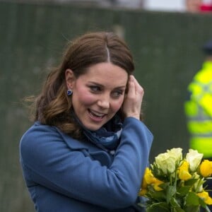 Kate Middleton / la duchesse Catherine de Cambridge, enceinte et en manteau Sportmax, promouvait le 23 janvier 2018 à l'école primaire "Roe Green Junior" à Londres le site Internet Mentally Healthy School, initiative de Heads Together pour permettre aux enseignants des écoles primaires de tout le pays d'avoir les ressources utiles à la santé mentale de leurs élèves.