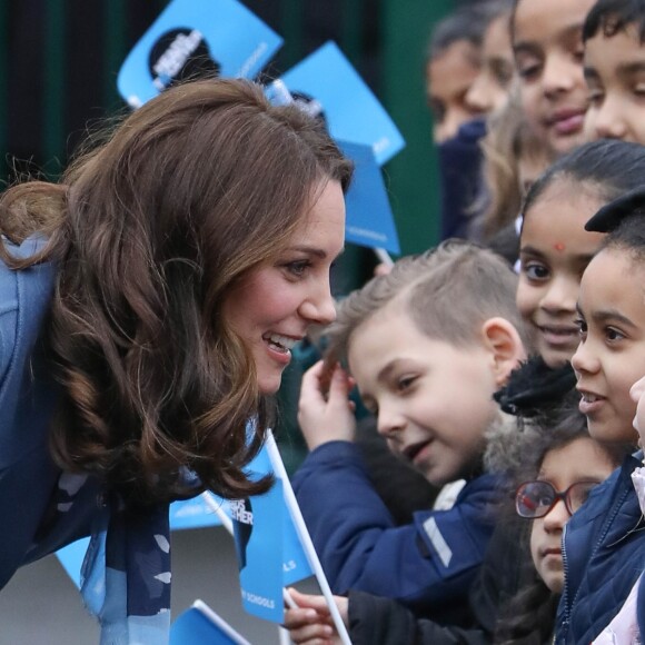 Kate Middleton / la duchesse Catherine de Cambridge, enceinte et en manteau Sportmax, promouvait le 23 janvier 2018 à l'école primaire "Roe Green Junior" à Londres le site Internet Mentally Healthy School, initiative de Heads Together pour permettre aux enseignants des écoles primaires de tout le pays d'avoir les ressources utiles à la santé mentale de leurs élèves.