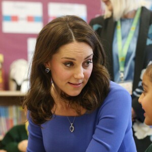 Kate Middleton / la duchesse Catherine de Cambridge, enceinte et en robe Seraphine, promouvait le 23 janvier 2018 à l'école primaire "Roe Green Junior" à Londres le site Internet Mentally Healthy School, initiative de Heads Together pour permettre aux enseignants des écoles primaires de tout le pays d'avoir les ressources utiles à la santé mentale de leurs élèves.