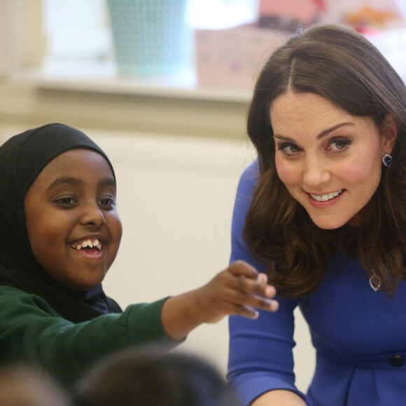 Kate Middleton / la duchesse Catherine de Cambridge, enceinte et en robe Seraphine, promouvait le 23 janvier 2018 à l'école primaire "Roe Green Junior" à Londres le site Internet Mentally Healthy School, initiative de Heads Together pour permettre aux enseignants des écoles primaires de tout le pays d'avoir les ressources utiles à la santé mentale de leurs élèves.