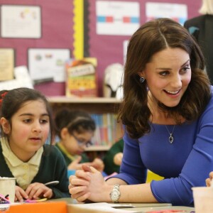 Kate Middleton / la duchesse Catherine de Cambridge, enceinte et en robe Seraphine, promouvait le 23 janvier 2018 à l'école primaire "Roe Green Junior" à Londres le site Internet Mentally Healthy School, initiative de Heads Together pour permettre aux enseignants des écoles primaires de tout le pays d'avoir les ressources utiles à la santé mentale de leurs élèves.