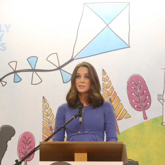 Kate Middleton / la duchesse Catherine de Cambridge, enceinte et en robe Seraphine, promouvait le 23 janvier 2018 à l'école primaire "Roe Green Junior" à Londres le site Internet Mentally Healthy School, initiative de Heads Together pour permettre aux enseignants des écoles primaires de tout le pays d'avoir les ressources utiles à la santé mentale de leurs élèves.