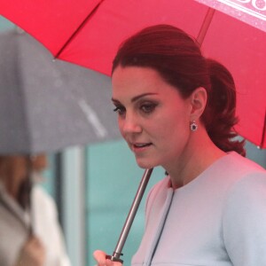 La duchesse Catherine de Cambridge, enceinte et en manteau Seraphine, visitait le 24 janvier 2018 l'Institut de Psychiatrie, Psychologie et Neurosciences au King's College à Londres.