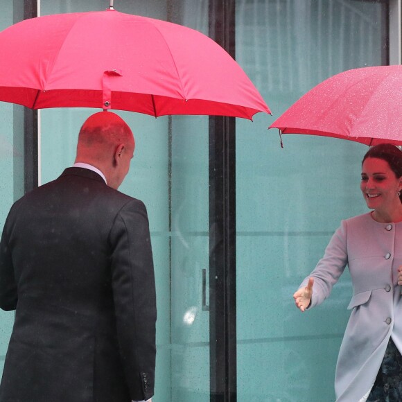 La duchesse Catherine de Cambridge, enceinte et en manteau Seraphine, visitait le 24 janvier 2018 l'Institut de Psychiatrie, Psychologie et Neurosciences au King's College à Londres.