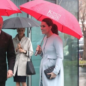 La duchesse Catherine de Cambridge, enceinte et en manteau Seraphine, visitait le 24 janvier 2018 l'Institut de Psychiatrie, Psychologie et Neurosciences au King's College à Londres.