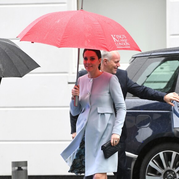 La duchesse Catherine de Cambridge, enceinte et en manteau Seraphine, visitait le 24 janvier 2018 l'Institut de Psychiatrie, Psychologie et Neurosciences au King's College à Londres.