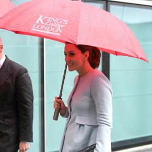 La duchesse Catherine de Cambridge, enceinte et en manteau Seraphine, visitait le 24 janvier 2018 l'Institut de Psychiatrie, Psychologie et Neurosciences au King's College à Londres.