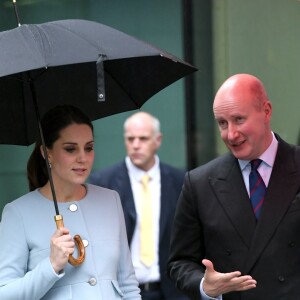 La duchesse Catherine de Cambridge, enceinte et en manteau Seraphine, visitait le 24 janvier 2018 l'Institut de Psychiatrie, Psychologie et Neurosciences au King's College à Londres.