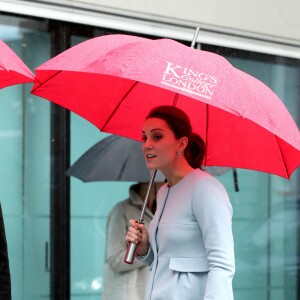 La duchesse Catherine de Cambridge, enceinte et en manteau Seraphine, visitait le 24 janvier 2018 l'Institut de Psychiatrie, Psychologie et Neurosciences au King's College à Londres.