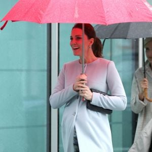 La duchesse Catherine de Cambridge, enceinte et en manteau Seraphine, visitait le 24 janvier 2018 l'Institut de Psychiatrie, Psychologie et Neurosciences au King's College à Londres.