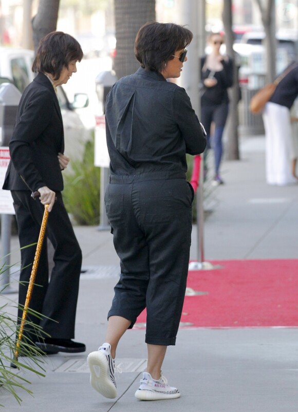 Kris Jenner fait du shopping avec sa mère Mary Jo Campbell à Beverly Hills le 11 mars 2017.