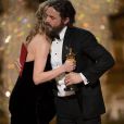 Casey Affleck reçoit l'Oscar du meilleur acteur pour le film 'Manchester by the Sea' sous les yeux de Brie Larson - le 26 février 2017