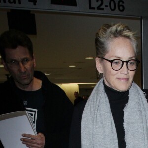 Sharon Stone arrive à l'aéroport LAX de Los Angeles, Californie, Etats-Unis, le 21 janvier 2018.