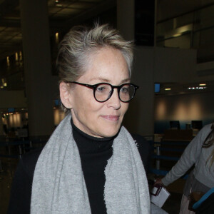 Sharon Stone arrive à l'aéroport LAX de Los Angeles, Californie, Etats-Unis, le 21 janvier 2018.