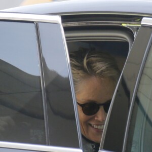 Sharon Stone embrasse son nouveau compagnon à l'aéroport international John-F.-Kennedy (JFK) de New York City, New York, Etats-Unis, le 21 janvier 2018. US actress Sharon Stone kisses her new boyfriend inside a car before to take a plane at JFK airport in New York, NY, USA, on January 21, 2018.21/01/2018 - New York