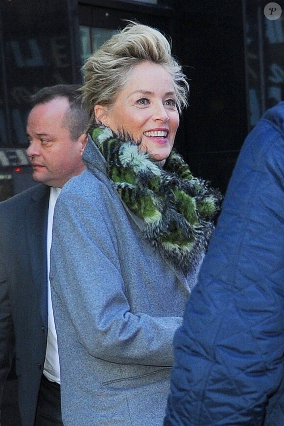 Sharon Stone quitte l'émission "Good Morning America à New York le 18 janvier 2018. New York, NY - Actress Sharon Stone is seen exiting "Good Morning America" in New York City looking warm in a gray coat paired with a fuzzy scarf and knee high boots.18/01/2018 - New York
