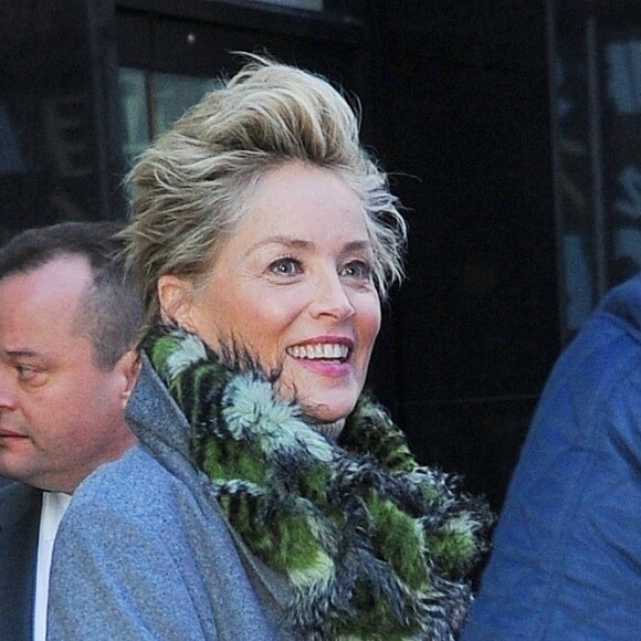 Sharon Stone quitte l'émission "Good Morning America à New York le 18 janvier 2018. New York, NY - Actress Sharon Stone is seen exiting "Good Morning America" in New York City looking warm in a gray coat paired with a fuzzy scarf and knee high boots.18/01/2018 - New York