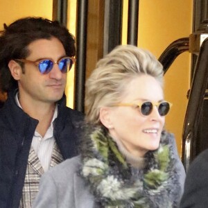 Exclusif - Sharon Stone et son nouveau compagnon quittent leur hôtel sur Madison Avenue à New York le 18 janvier 2018. Exclusive - For Germany please call for price No web en Suisse / Belgique Actress Sharon Stone with her new boyfriend are leaving their hotel on Madison Avenue in New York, NY on January 18, 2018.18/01/2018 - New York