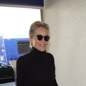 Sharon Stone arrive à l'aéroport LAX de Los Angeles Le 12 Janvier 2018 Los Angeles, CA - Sharon Stone is looking classy as she arrives at the LAX Airport for her flight in a black sweater, and black workout pants, all with a smile.12/01/2018 - Los Angeles