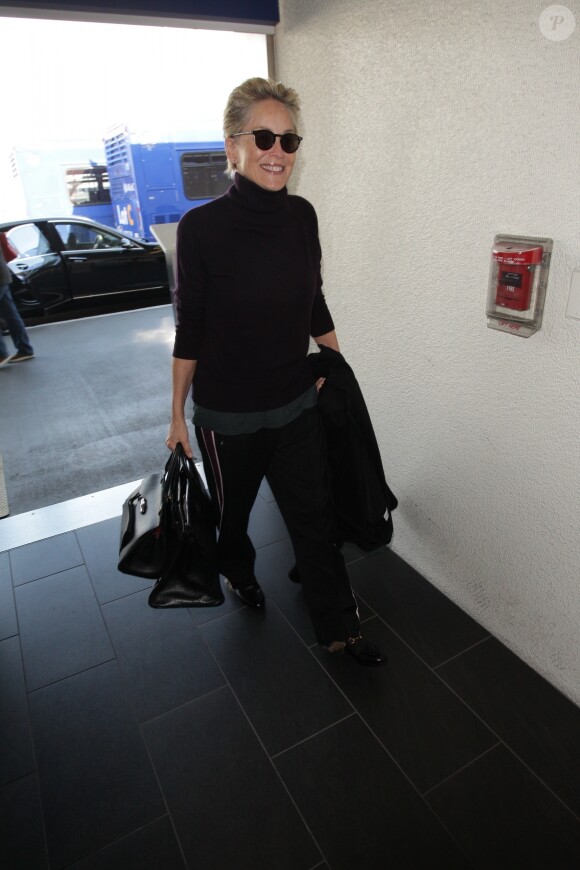 Sharon Stone arrive à l'aéroport LAX de Los Angeles Le 12 Janvier 2018 Los Angeles, CA - Sharon Stone is looking classy as she arrives at the LAX Airport for her flight in a black sweater, and black workout pants, all with a smile.12/01/2018 - Los Angeles