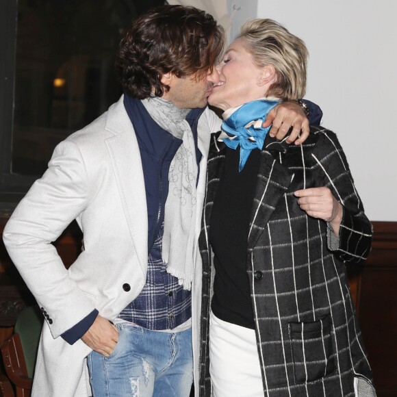 Sharon Stone et son mystérieux amoureux à la projection de Mosaic à New York City, le 16 janvier 2018.