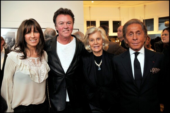 Paul Young et sa femme Stacey (née Smith) avec Marina Cicogna et Valentino Garavani en octobre 2009 à la galerie Little Black à Londres. Stacey Young est morte le 26 janvier 2018 à 52 ans des suites d'une tumeur cérébrale.