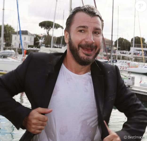 Plongeon de Michaël Youn dans le port de La Rochelle lors du photocall de la série "Mon frère bien aimé" au 18ème Festival de la Fiction TV. Le 15 septembre 2016