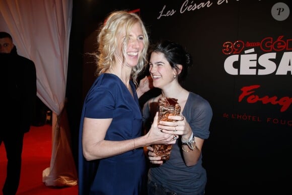 Sandrine Kiberlain (César de la meilleure actrice pour le film 9 mois ferme) et sa fille Suzanne lors du dîner au Fouquet's post-César le 28 février 2014