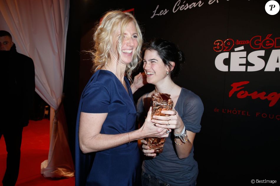 Sandrine Kiberlain (César de la meilleure actrice pour le film 9 mois ferme) et sa fille Suzanne lors du dîner au Fouquet&#039;s post-César le 28 février 2014
