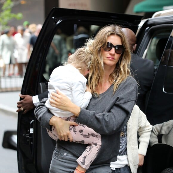 Gisele Bündchen et son mari Tom Brady se promènent avec leurs enfants Benjamin Brady et Vivian Lake Brady dans les rues de New York, le 15 mai 2016.