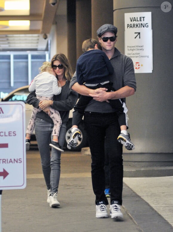 Gisele Bündchen et son mari Tom Brady se promènent avec leurs enfants Benjamin Brady et Vivian Lake Brady dans les rues de New York, le 15 mai 2016.