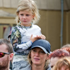 Gisele Bündchen en famille avec sa fille Vivian à la fête de Topsfield dans le Massachusetts le 8 octobre 2016.