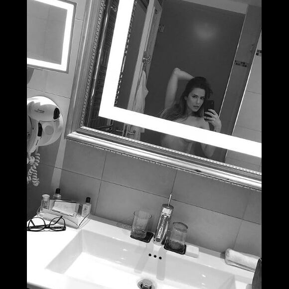 Clara Morgane topless dans la salle de bain d'un hôtel parisien. Instagram, le 30 janvier 2017.