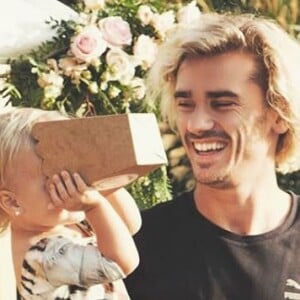 Antoine Griezmann et sa fille Mia le 7 novembre 2017 sur Instagram.