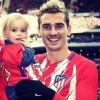 Antoine Griezmann montre pour la toute première le vsaige de sa fille Mia, sur Instagram, le 2 décembre 2017.
