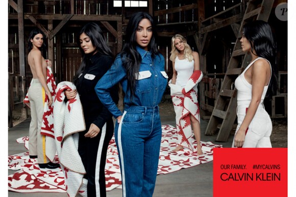 Photo de campagne Calvin Klein mettant en scène les soeurs Kardashian-Jenner. Sur la photo, Kylie (enceinte de son premier enfant avec Travis Scott) camoufle son ventre de grossesse sous une couverture. Janvier 2018.