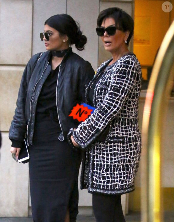 Kris Jenner et sa fille Kylie Jenner à la sortie de l'hôtel Peninsula à Beverly Hills le 5 novembre 2015