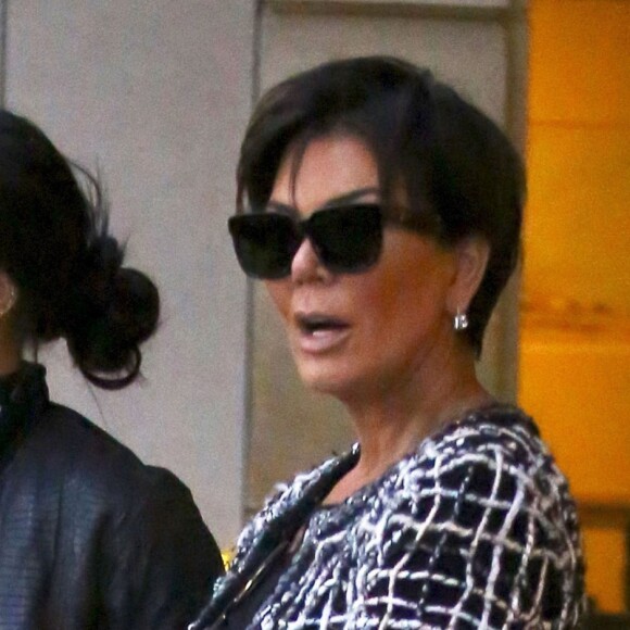 Kris Jenner et sa fille Kylie Jenner à la sortie de l'hôtel Peninsula à Beverly Hills le 5 novembre 2015