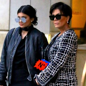 Kris Jenner et sa fille Kylie Jenner à la sortie de l'hôtel Peninsula à Beverly Hills le 5 novembre 2015