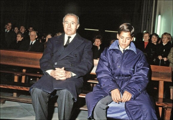 Le prince Louis de Bourbon adolescent avec son père Alfonso de Bourbon lors des obsèques de son arrière-grand-mère Carmen Polo, épouse de Francisco Franco, en 1988 à Madrid.