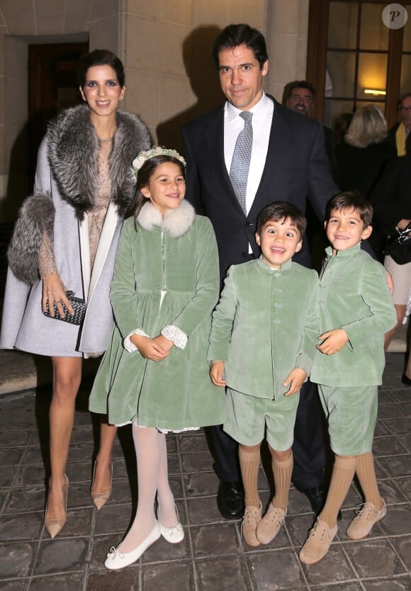 Louis de Bourbon, sa femme Margarita et leurs enfants Eugenie, Louis et Alphonse à Paris en décembre 2015 lors d'un mariage.