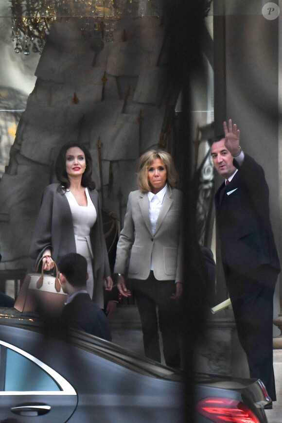 Semi Exclusif - José Pietroboni, chef du protocole - Angelina Jolie quitte l'hôtel Meurice pour se rendre à un rendez-vous avec Brigitte Macron au palais de l'Elysée à Paris le 30 janvier 2018. Semi Exclusive -