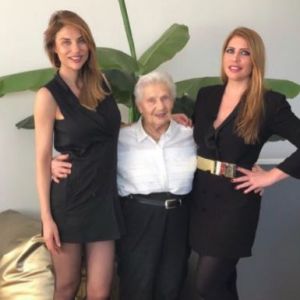 Ariane Brodier, déjà amincie 15 jours après l'accouchement, se dévoile avec sa mamie et sa soeur.