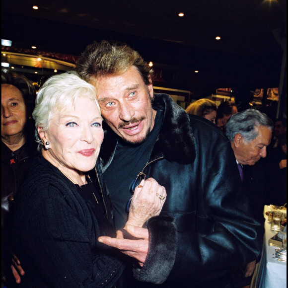 ARCHIVES - LINE RENAUD ET JOHNNY HALLYDAY LORS D' UNE SOIREE CONTRE LE SIDA AU PALAIS ROYAL 02/12/2002 - Paris