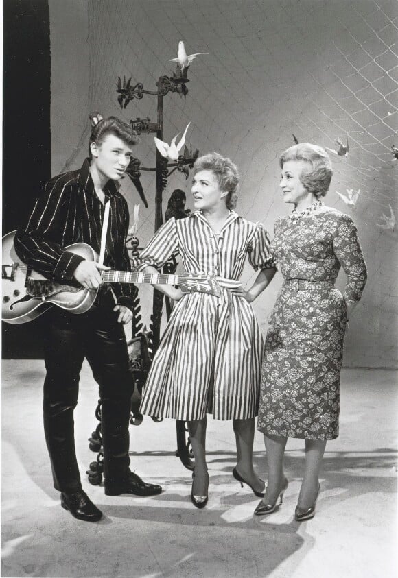 Johnny Hallyday, Line RENAUD et Aimée Mortimer sur le plateau de l'émission "L'école des Vedettes". Le 6 avril 1960 © Bernard Roger via Bestimage
