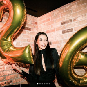 Nabilla, très sexy, fête son 26e anniversaire avec ses proches à Londres, dans la nuit du 4 au 5 février 2018.