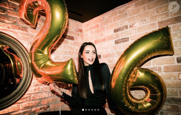 Nabilla, très sexy, fête son 26e anniversaire avec ses proches à Londres, dans la nuit du 4 au 5 février 2018.