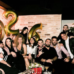 Nabilla fête son 26e anniversaire avec ses proches à Londres, dans la nuit du 4 au 5 février 2018. Ici avec tout ses amis !