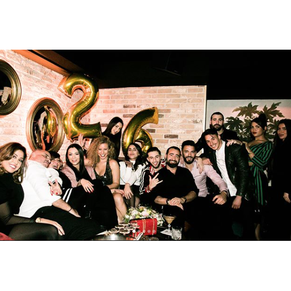 Nabilla fête son 26e anniversaire avec ses proches à Londres, dans la nuit du 4 au 5 février 2018. Ici avec tout ses amis !