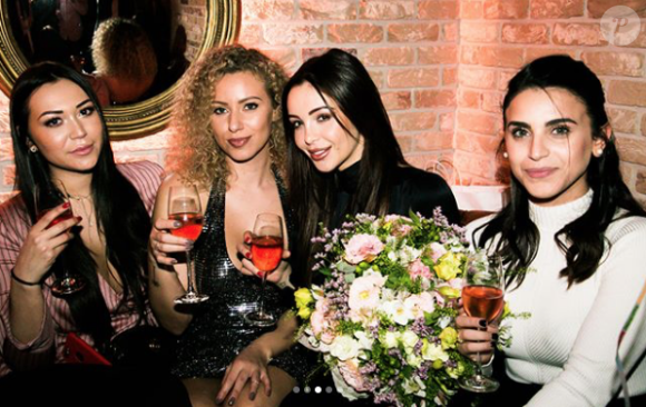 Nabilla fête son 26e anniversaire avec ses proches à Londres, dans la nuit du 4 au 5 février 2018.